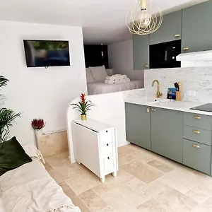 https://villa-studio-au-bas-des-cretes-en-bas-de-a-proche-de-la.fr-provencehotel.com
